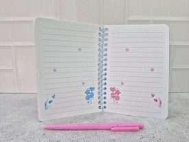 Mini cuaderno astronauta con lapicera retractil